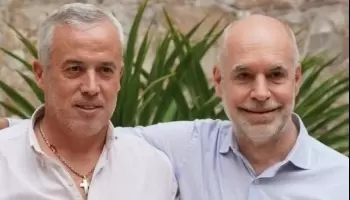 Martín Migueles paga 10 mil pesos a los fiscales y los obliga a retirar sus kits en el cierre de campaña