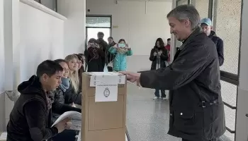 Casi en soledad, Máximo Kirchner emitió su voto: “Siempre es bueno elegir”