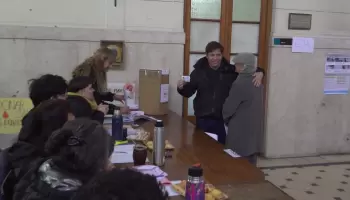 El voto incómodo de Kicillof: Abrazó a una persona que no lo conocía 
