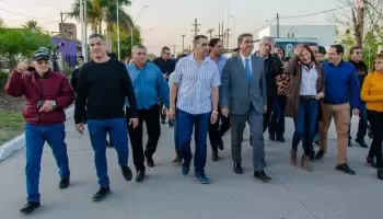 Para evitar la foto con Capitanich, corren a los empujones a una intendente opositora