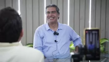 A días de las elecciones, Jorge Capitanich empapeló el ministerio de Educación con afiches de campaña