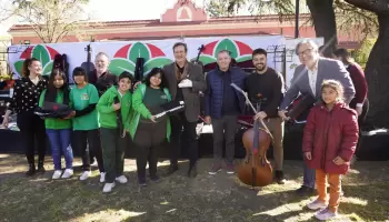 Esteban Echeverría: Fernando Gray y Tristán Bauer entregaron instrumentos e insumos a las orquestas