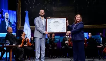 Cecilia Moreau entregó a Abel Pintos la mención de Honor Juan Bautista Alberdi en la Cámara de Diputados