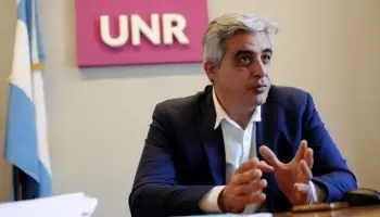 El rector de la Universidad de Rosario suspendió las clases para marchar contra Milei