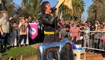 El día que Javier Milei intentó apagar a soplos una bengala de cumpleaños