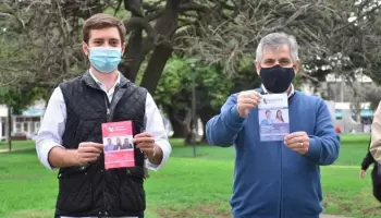 El caso del hijo del candidato de UxP que reparte la boleta de su padre pero milita para Milei