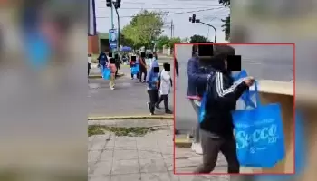 Mario Secco reparte propaganda entre estudiantes de escuela primaria