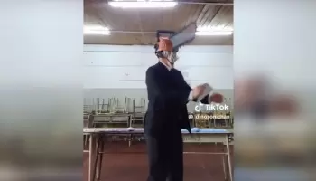Fue a votar con una motosierra en la cabeza y armó una coreografía en el cuarto oscuro