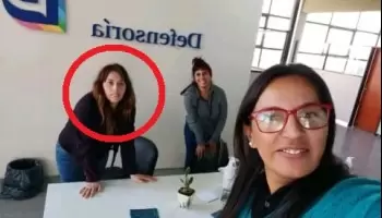 Una funcionaria de Guido Lorenzino se fotografió robando boletas de Javier Milei