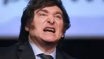 El día que Milei se fue con un chaleco de fuerza de un show tras destruir una maqueta del Banco Central