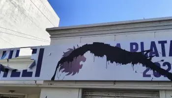 En La Plata, vandalizaron un local de La Libertad Avanza: “Milei hijo de la gorra”