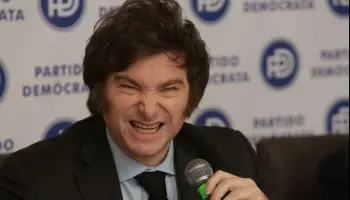 Cuando Milei acusó a Luis Caputo de “fumarse 15.000 millones de dólares”