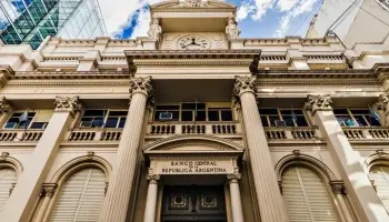 Otro golpe al bolsillo: El Banco Central bajó la tasa de interés de los plazos fijos