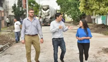 Leo Nardini recorrió la obra de la calle Gutiérrez en la ciudad de Grand Bourg