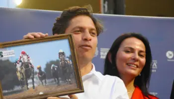 Filman a funcionario de Lotería bonaerense durmiendo en su despacho