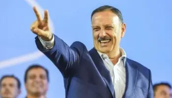 Por decreto, el gobernador Ricardo Quintela le pagó 37 millones de pesos a “Lali”