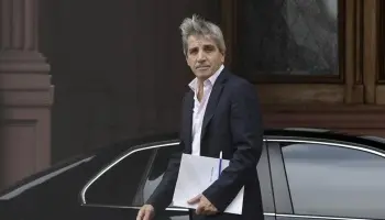 "Toto" Caputo autorizó un gasto de 64 millones de pesos en máquinas de café