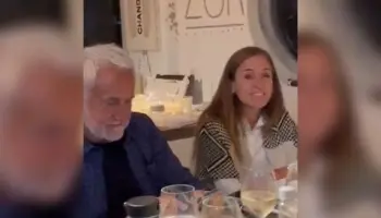 Escracharon a Tolosa Paz y "Pepe" Albistur mientras cenaban en un exclusivo balneario de Cariló