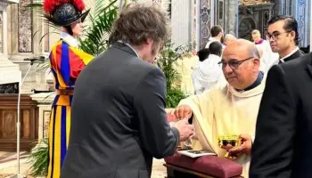 En pleno proceso de conversión al judaísmo, Javier Milei se comulgó en el Vaticano