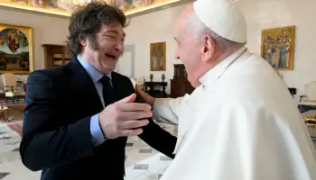 El sobrino del Papa en la comitiva de Milei: “Teseo Bergoglio es lobbista y hace negocios raros”