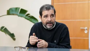 En medio de la crisis, el intendente Fernando Moreira contrató a una “influencer sexual”