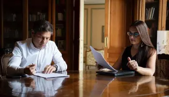 Con múltiples contratos en el estado, la esposa de Kicillof criticó no poder hablar con la E