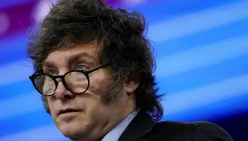 Milei celebra el “numerazo” de la inflación de febrero con más de la mitad del país sumido en la pobreza