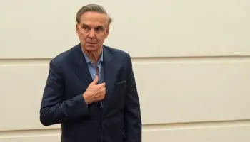 Sin gobernadores, Pichetto y su bloque negocian con la Casa Rosada la ley Combi
