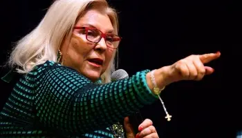 Elisa Carrió: "Milei tiene como objetivo la desaparición de la clase media"