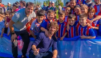 Juan Andreotti inauguró la nueva cancha de césped sintético para fútbol 11 en el Polideportivo N°2