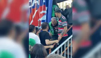 Video: Kicillof quiso subirse al escenario de la CGT y no lo dejaron