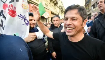 A fuerza de pauta, Kicillof trató de tapar el papelón vivido en la marcha estudiantil