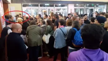 Infiltrados arrojan bombas de olor en la presentación de la biografía de Javier Milei