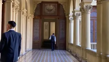 Pastafrola y alfajores: Cómo sobrevive el personal de Casa Rosada tras el recorte de Karina Milei