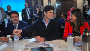 Abad quiere ser el “empleado del mes” de los gobernadores y Lousteau retiene el poco poder que le queda
