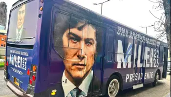Militante libertario aprovechó la presentación de Milei para lanzar una oferta de turismo político