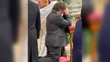 Al igual que Macri, Milei no supo hacerse la señal de la cruz en el tedeum