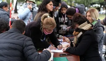 Consenso con vendedores ambulantes de Plaza Italia: adhieren al programa de reconversión de venta ilegal