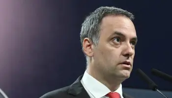 Manuel Adorni chapeó y quedó en offside