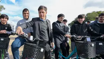 Kicillof habló de “asfixia económica” y salió a gastar 112 millones en bicicletas