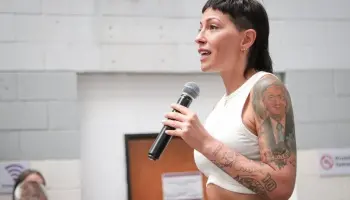 Pochoclos hasta noviembre: Mayra Mendoza busca escalar puestos y se olvida de los quilmeños