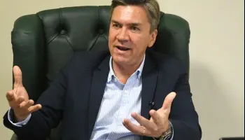Zdero busca tomar medidas distintas de las de Capitanich pero a su vez, necesita recaudar