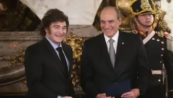 Denunciaron a Milei y Francos por comprar gas licuado al “triple” de su precio y “sin licitación”