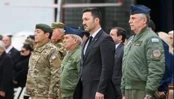 Otro papelón de Petri