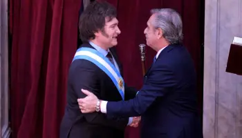 Escándalo de los seguros: Javier Milei contrató a la misma empresa que Alberto Fernández