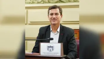 Asesor del diputado libertario, Juan Argañaraz, se grabó conduciendo mientras utilizaba su celular