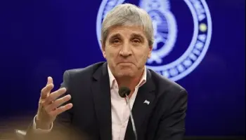 “Toto” Caputo procrastinó pagos a eléctricas y universidades para dibujar los números de junio