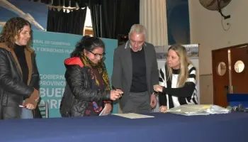 Se desarrolló un nuevo acto de firma de escrituras de propiedad en Berisso
