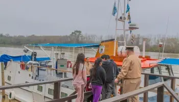 EcoSanfer compartió una actividad educativa en el Delta con el Barco Laboratorio de Prefectura