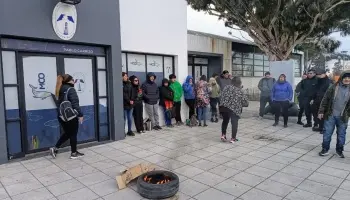 Santa Cruz: En Caleta Olivia protestan por los retrasos salariales